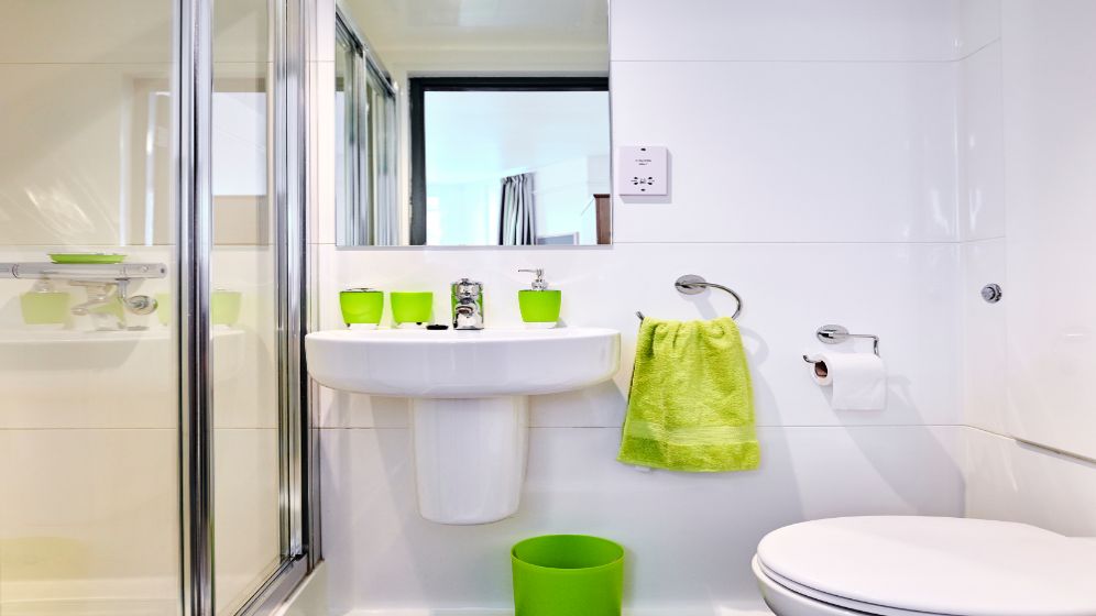 Kensington Terrace standard en suite bathroom